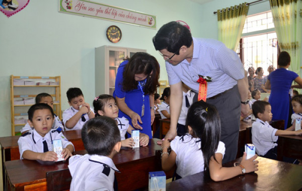 Thầy cô tự nguyện ‘ôm thêm việc’ lo sữa học đường Thầy cô tự nguyện ‘ôm thêm việc’ lo sữa học đường