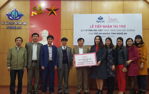 Qũy Vì tầm vóc Việt tài trợ hơn 200.000 ly sữa cho học sinh nghèo Nghệ An Qũy Vì tầm vóc Việt tài trợ hơn 200.000 ly sữa cho học sinh nghèo Nghệ An